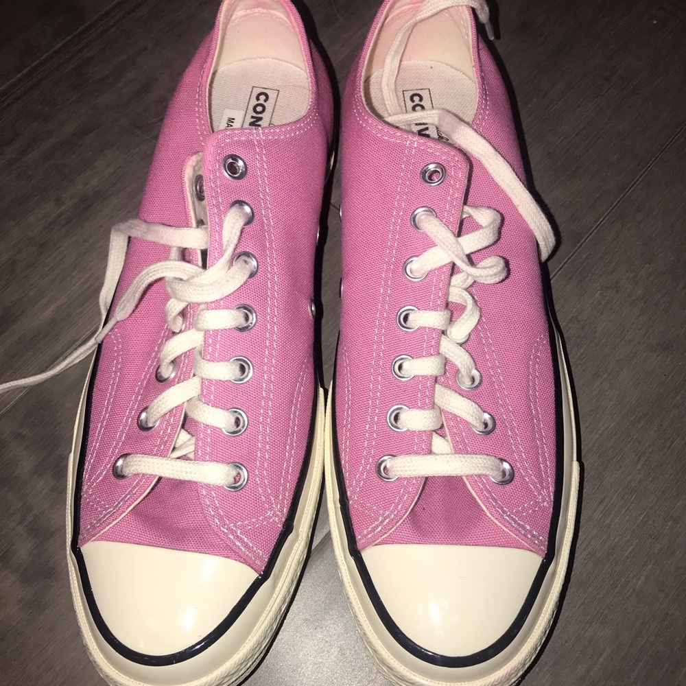 NEW UNISEX PINK CONVERSE SIZE 10 MEN/12 WOMEN